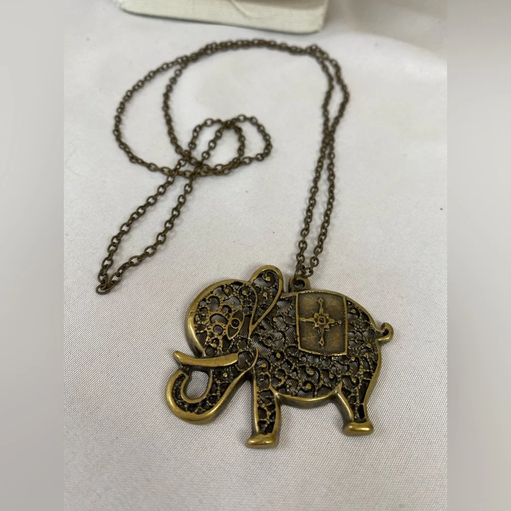 Long elephant pendant necklace